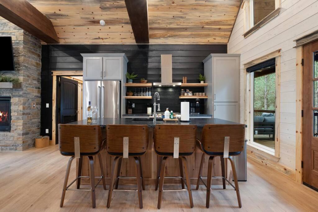 Lone Pine Lodge. Brand New! 2 Bedroom Luxury Cabin. Броукън Боу Екстериор снимка