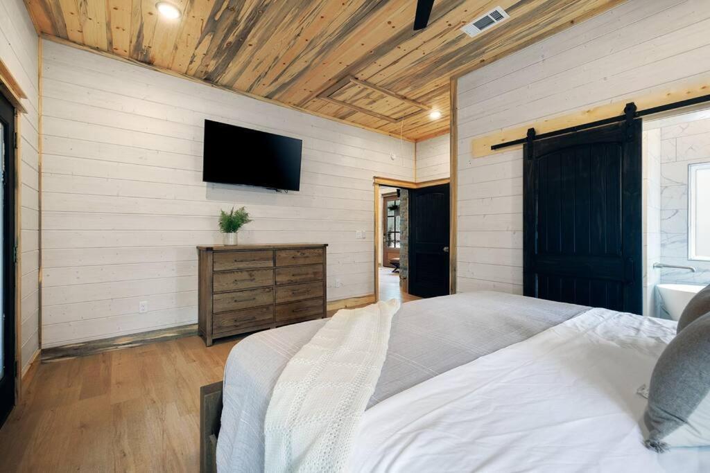Lone Pine Lodge. Brand New! 2 Bedroom Luxury Cabin. Броукън Боу Екстериор снимка